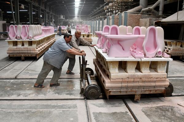 کارگران در فابریکه ساخت محصولات سرامیکی - شهر حما، سوریه - اسپوتنیک افغانستان  
