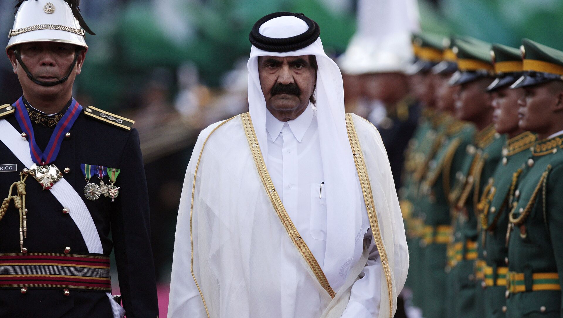 Sheikh Hamad Bin Khalifa Al-Thani, walks beside Philippine troopers during arrival honors at the Malacanang palace in Manila, Philippines on Tuesday April 10, 2012. - اسپوتنیک افغانستان  , 1920, 31.08.2021