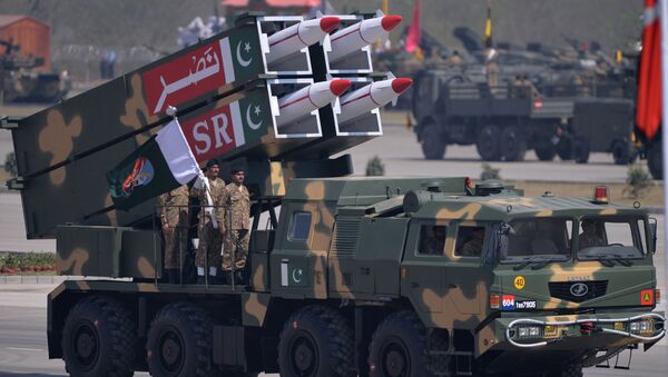 Pakistani military personnel stand beside short-range Surface to Surface Missile NASR during the Pakistan Day military parade in Islamabad on March 23, 2015 - اسپوتنیک افغانستان  