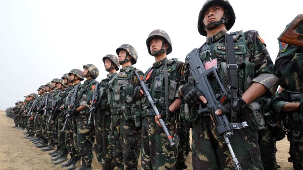 In this photograph taken on November 24, 2011 Chinese People's Liberation Army (PLA) soldiers take part in the Pakistan-China anti-terrorist drill as they wrap up their two-week military exercise in Jhelum, 85 kilometres southeast of Islamabad - اسپوتنیک افغانستان  