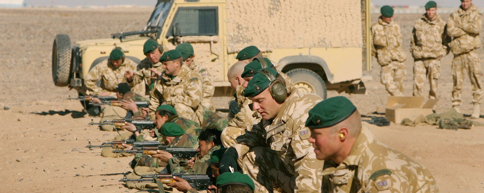 British Army officers from Operational Mentoring Liaison Training (OMLT) company train Afghan National Army or ANA, soldiers in firearms, near Camp Bastion, southern Afghanistan, Tuesday, Jan. 16, 2007 - اسپوتنیک افغانستان  , 1920, 09.11.2022