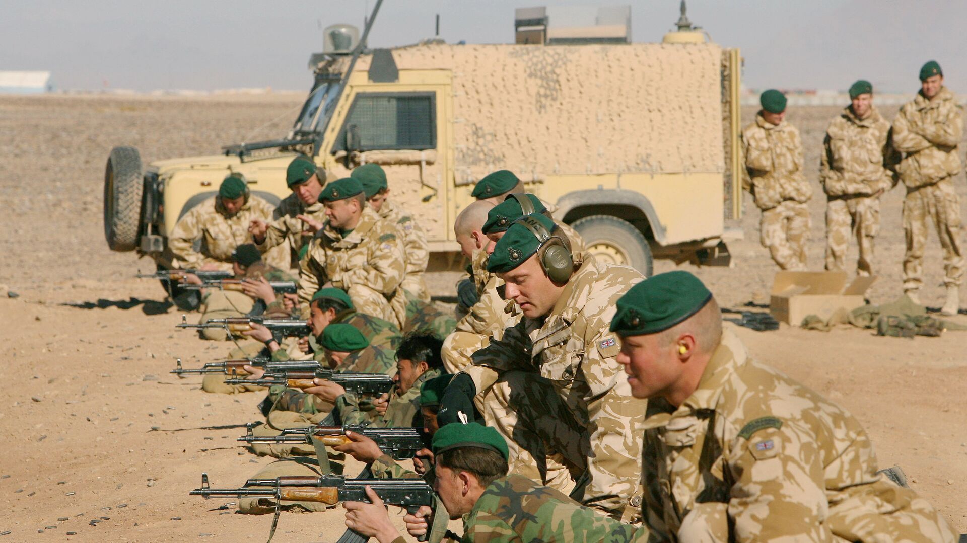 British Army officers from Operational Mentoring Liaison Training (OMLT) company train Afghan National Army or ANA, soldiers in firearms, near Camp Bastion, southern Afghanistan, Tuesday, Jan. 16, 2007 - اسپوتنیک افغانستان  , 1920, 22.08.2022