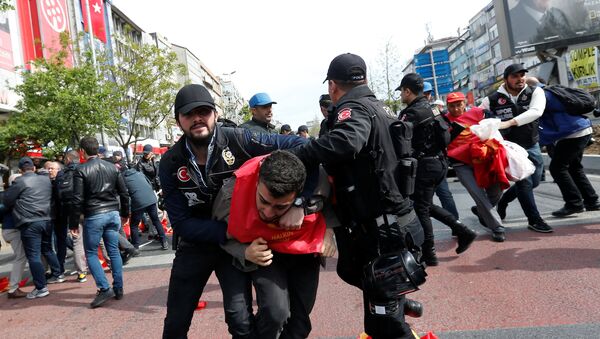 Turkish riot police scuffle with a group of protesters as they attempted to defy a ban and march on Taksim Square to celebrate May Day in Istanbul, Turkey - اسپوتنیک افغانستان  