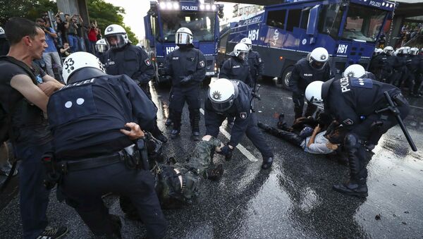 German riot police detain protesters during the demonstrations during the G20 summit in Hamburg, Germany, July 6, 2017 - اسپوتنیک افغانستان  