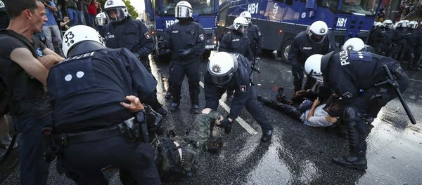 German riot police detain protesters during the demonstrations during the G20 summit in Hamburg, Germany, July 6, 2017 German riot police detain protesters during the demonstrations during the G20 summit in Hamburg, Germany, July 6, 2017 - اسپوتنیک افغانستان