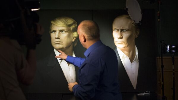 Портрет Дональда Трампа рядом с портретов Владимира Путина на стене паба Union Jack в Москве - اسپوتنیک افغانستان  