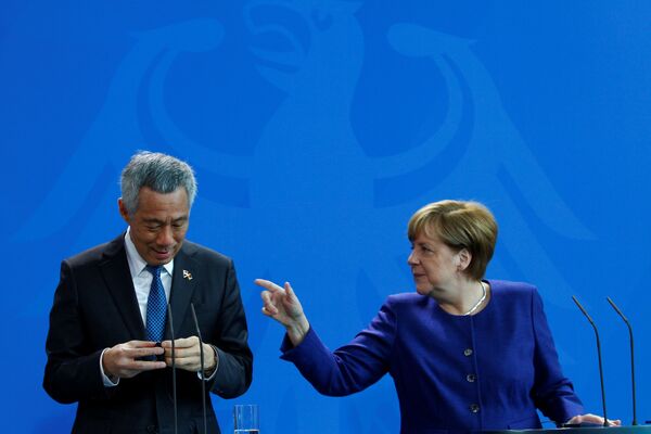 آنگلا مرکل صدراعظم آلمان و لی هسین لونگ نخست وزیر سنگاپور - اسپوتنیک افغانستان  