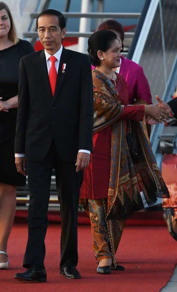 جوکو ویدودو رئیس جمهوری اندونیزیا با همسرش در میدان هوائی هامبورگ - اسپوتنیک افغانستان  
