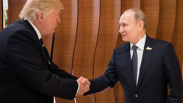 Рукопожатие президента США Дональда Трампа и президента РФ Владимира Путина на саммите G20 в Гамбурге - اسپوتنیک افغانستان  