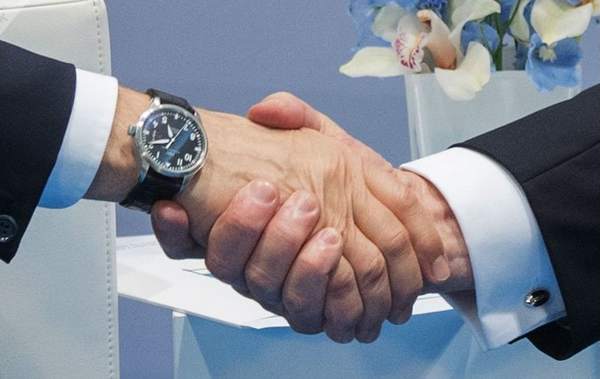 دست دادن ولادیمیر پوتین رئیس جمهور روسیه و دونالد ترامپ رئیس جمهور امریکا در حاشیه نشست سران گروه بیست در هامبورگ - اسپوتنیک افغانستان  