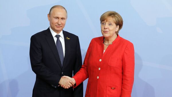 Президент РФ Владимир Путин на церемонии официальной встречи канцлером Германии Ангелой Меркель глав делегаций государств-участников Группы двадцати G20 - اسپوتنیک افغانستان  