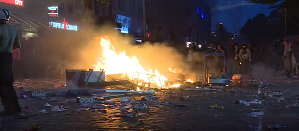 چور و چپاول مغازه ها در جریان ناآرمی های دیشب در هامبورگ + ویدیو چور و چپاول مغازه ها در جریان ناآرمی های دیشب در هامبورگ + ویدیو - اسپوتنیک افغانستان