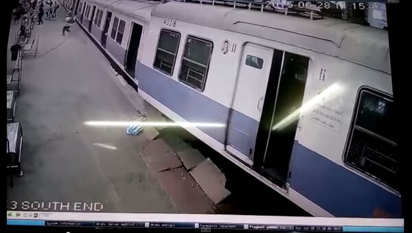 حادثه تصادم قطار اهن در مومبای - اسپوتنیک افغانستان  