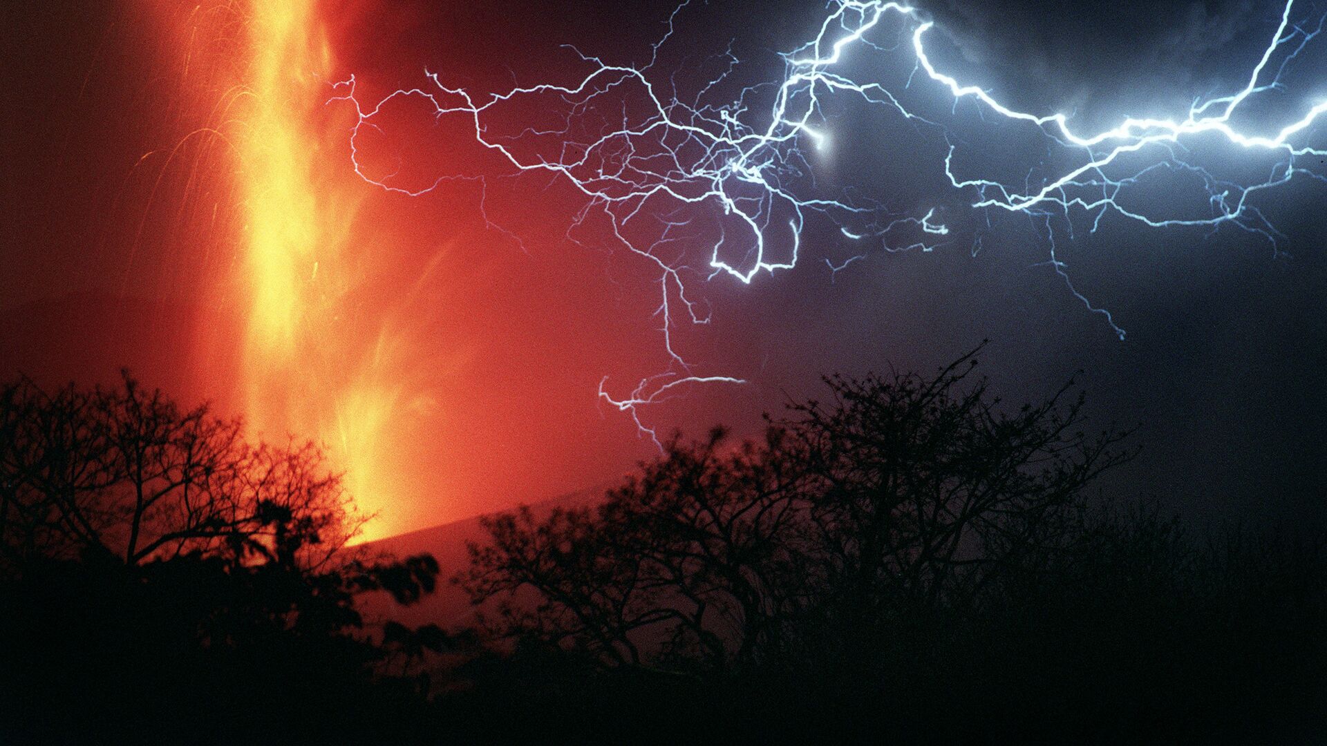 Вспышка молнии во время извержения вулкана Серро-Негро в Аргентине - اسپوتنیک افغانستان  , 1920, 06.12.2021