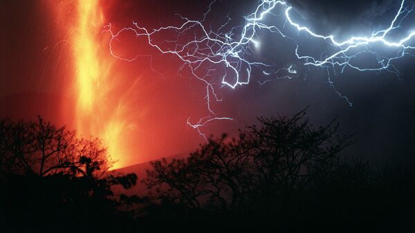 Вспышка молнии во время извержения вулкана Серро-Негро в Аргентине - اسپوتنیک افغانستان  