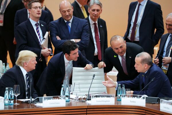 دونالد ترامپ رئيس جمهور امریکا با همتای ترکی خود رجب طیب اردوغان قبل از آغاز اولین جلسه گروه بیست - هامبورگ، آلمان - اسپوتنیک افغانستان  