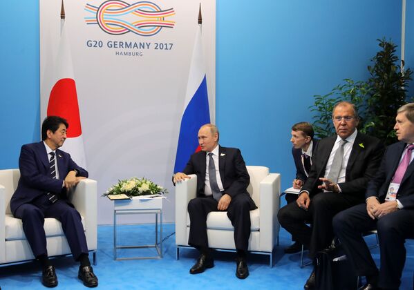 ولادیمیر پوتین رئیس جمهور روسیه و شینزو آبه نخست وزیر جاپان - هامبورگ، آلمان - اسپوتنیک افغانستان  