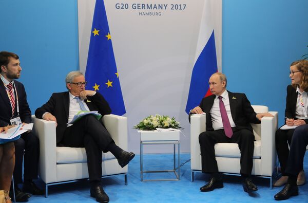 ولادیمیر پوتین رئیس جمهور روسیه و ژان کلود یونکر رییس کمیسیون اروپا - هامبورگ، آلمانво время беседы на полях саммита лидеров Группы двадцати G20 в Гамбурге - اسپوتنیک افغانستان  