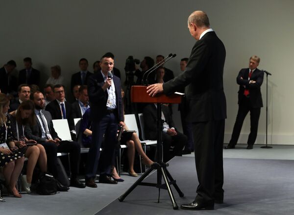 ولادیمیر پوتین رئیس جمهور روسیه در جریان کنفرانس مطبوعاتی - هامبورگ، آلمان - اسپوتنیک افغانستان  