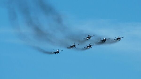Многоцелевые истребители МиГ-29 пилотажной группы Стрижи на праздновании 105-летия Воздушно-космических сил РФ в Санкт-Петербурге - اسپوتنیک افغانستان  