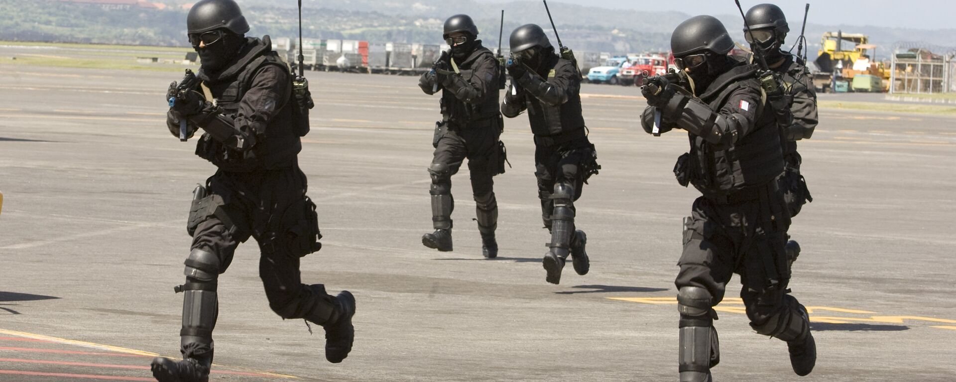 Indonesian Special Forces soldiers, also known as Kopassus, take position during a joint anti-terrorism exercise with Australia's elite unit SAS at the Bali International Airport, in Kuta, Indonesia on Tuesday, Sept. 28, 2010 - اسپوتنیک افغانستان  , 1920, 24.03.2023