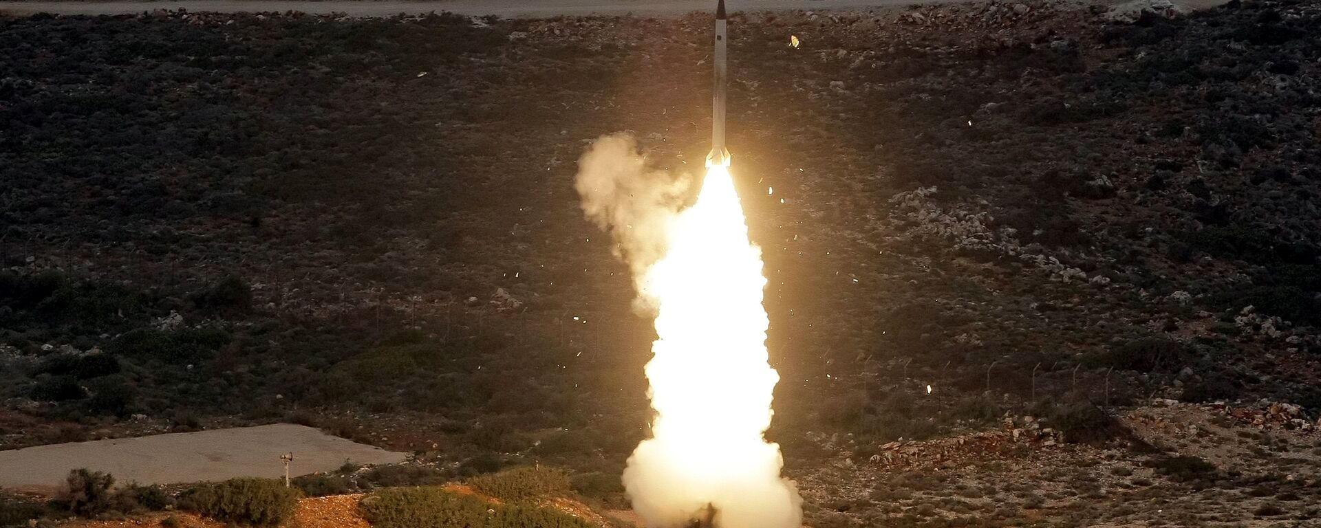 An S-300 PMU-1 anti-aircraft missile launches during a Greek army military exercise near Chania on the island of Crete on December 13, 2013 - اسپوتنیک افغانستان  , 1920, 28.08.2022