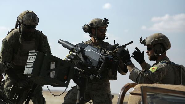 Вероятные члены спецназа США в форме Демократических сил Сирии недалеко от Ракки - اسپوتنیک افغانستان  