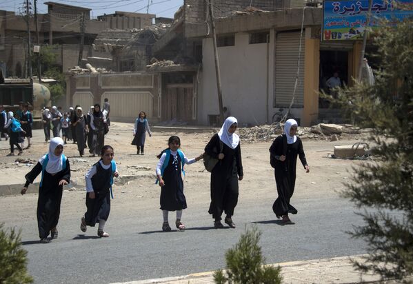 دختران بعد از آزادی موصل به مکتب می روند - اسپوتنیک افغانستان  