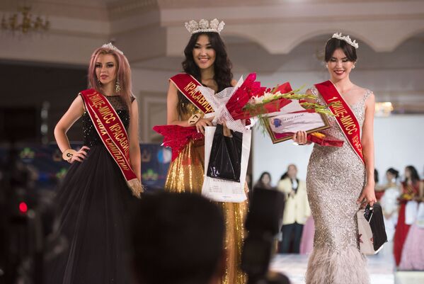 مسابقه ملکه زیبایی در بیشکک-برندگان این مسابقه - اسپوتنیک افغانستان  