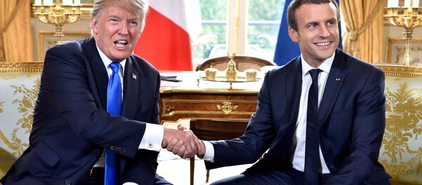 بیچاره ترامپ: دست دادن ترامپ و مکرون + عکس بیچاره ترامپ: دست دادن ترامپ و مکرون + عکس - اسپوتنیک افغانستان