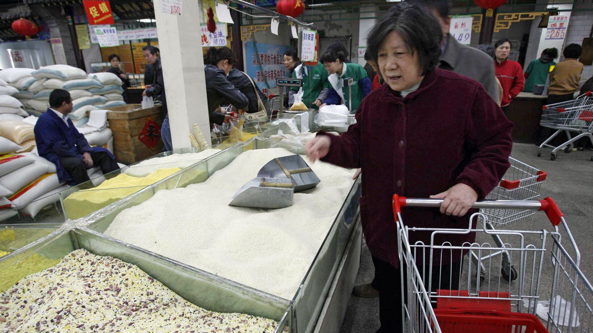 Женщина выбирает рис в китайском супермаркете - اسپوتنیک افغانستان  , 1920, 07.02.2022