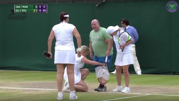 Wimbledon fan pulls on a white skirt to face a Kim Clijsters serve  - اسپوتنیک افغانستان  