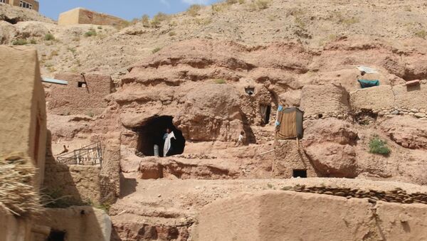 پیدان کردن چند اثر تاریخی در بامیان توسط کودکان - اسپوتنیک افغانستان  