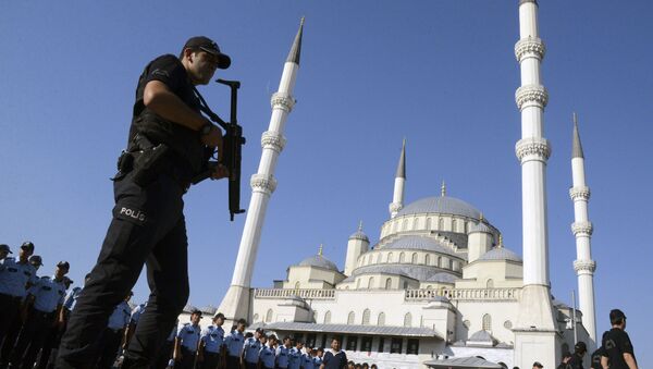 Турецкий полицейский около мечети Коджатепе в Анкаре после попытки государственного переворота - اسپوتنیک افغانستان  
