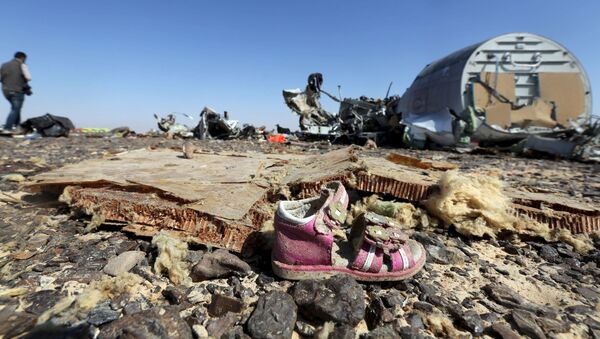 Детская вещь на месте крушения Airbus A321 на Синайском полуострове - اسپوتنیک افغانستان  
