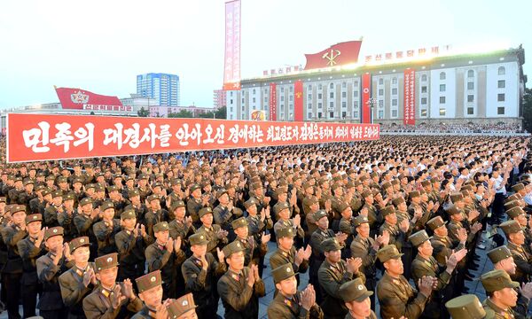 Army personnel and people gather at Kim Il Sung Square in Pyongyang July 6, 2017 to celebrate the successful test-launch of intercontinental ballistic rocket Hwasong-14. in this photo released by North Korea's Korean Central News Agency (KCNA) in Pyongyang July 7, 2017 Army personnel and people gather at Kim Il Sung Square in Pyongyang July 6, 2017 to celebrate the successful test-launch of intercontinental ballistic rocket Hwasong-14. in this photo released by North Korea's Korean Central News Agency (KCNA) in Pyongyang July 7, 2017 - اسپوتنیک افغانستان