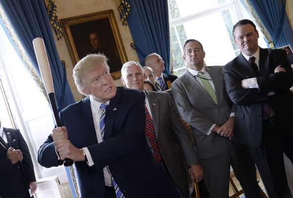 دونالد ترامپ رئيس جمهور امریکادر حال بیس بال در کاخ سفید در واشنگتن دی سی - اسپوتنیک افغانستان  