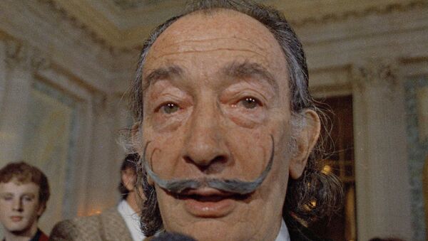In this May 21, 1973 file photo, Spanish surrealist painter Salvador Dali, presents his first Chrono-Hologram in Paris, France. - اسپوتنیک افغانستان  