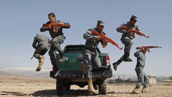 یک پولیس هفت همکار خود را در ولایت زابل به گلوله بست - اسپوتنیک افغانستان  