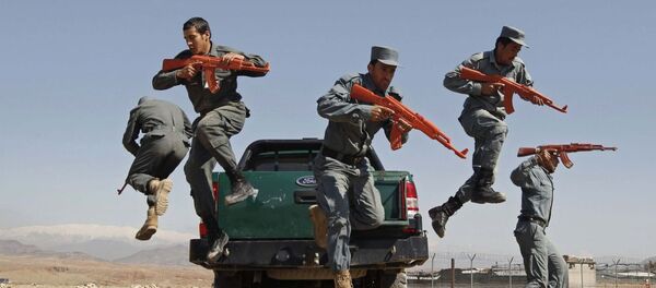 یک پولیس هفت همکار خود را در ولایت زابل به گلوله بست - اسپوتنیک افغانستان  