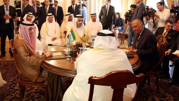 Saudi Foreign Minister Adel al-Jubeir (2-L), UAE Foreign Minister Abdullah bin Zayed al-Nahyan (L), Egyptian Foreign Minister Sameh Shoukry (R), and Bahraini Foreign Minister Khalid bin Ahmed al-Khalifa (2-R) meet to discuss the diplomatic situation with Qatar, in Cairo, Egypt, July, 5 2017 - اسپوتنیک افغانستان  