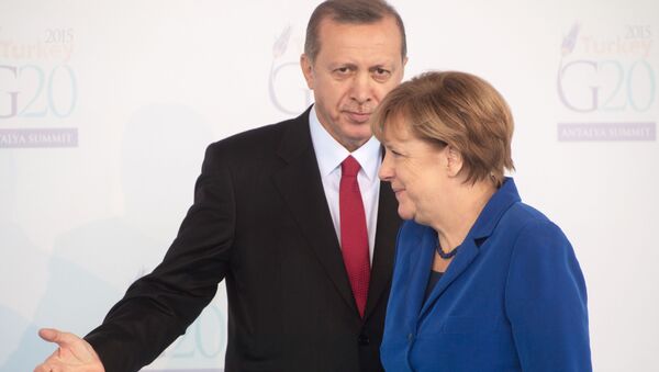 Президент Турции Реджеп Тайип Эрдоган и Федеральный канцлер Германии Ангела Меркель на открытии саммита G20 в Анталье - اسپوتنیک افغانستان  