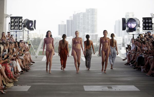 مدل‌های بیکینی در حال نمایش - هفته مد  Miami Swim Week - اسپوتنیک افغانستان  