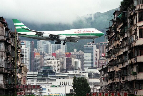 طیاره هنگام نشست درمیدان هوای هنگ کنگ کای تک - اسپوتنیک افغانستان  