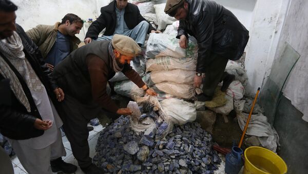 In this Monday, March 28, 2016 photo, Afghan businessmen check lapis lazuli in the city of Kabul, Afghanistan. - اسپوتنیک افغانستان  