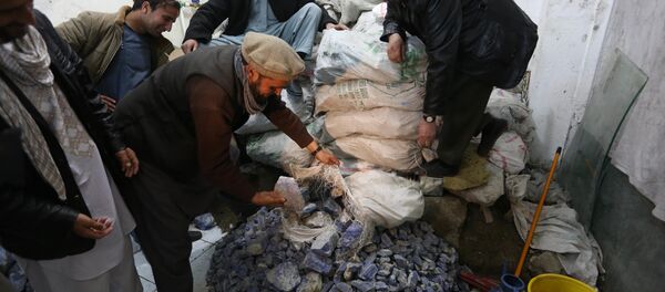 In this Monday, March 28, 2016 photo, Afghan businessmen check lapis lazuli in the city of Kabul, Afghanistan. - اسپوتنیک افغانستان  