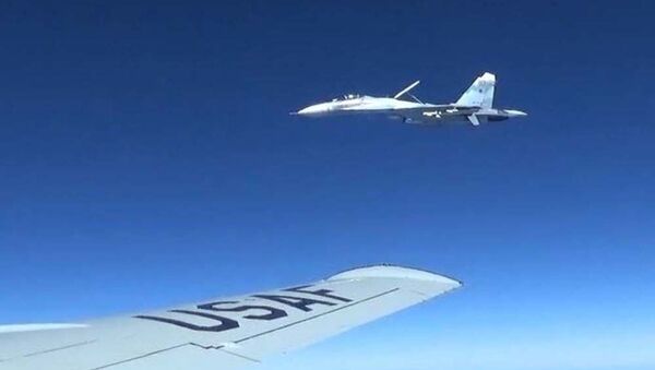Сближение российского Су-27 с самолетом-разведчиком США RC-135U - اسپوتنیک افغانستان  