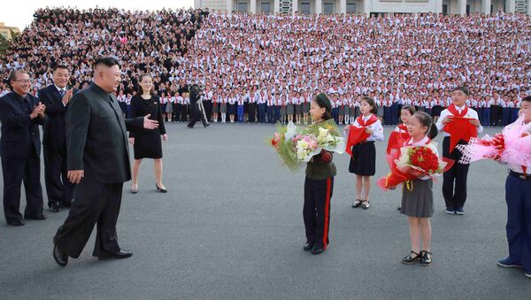 Лидер КНДР Ким Чен Ын с участниками VIII Конгресса Союза детей Кореи в Пхеньяне - اسپوتنیک افغانستان  