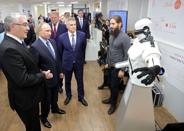 ولادیمیر پوتین رئیس جمهور روسیه هنگام دیدن  نمایشگاه  پروژه طرح های استراتژیک - اسپوتنیک افغانستان  