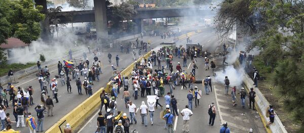Столкновения оппозиционных активистов с полицией в Каракасе, Венесуэла Столкновения оппозиционных активистов с полицией в Каракасе, Венесуэла - اسپوتنیک افغانستان